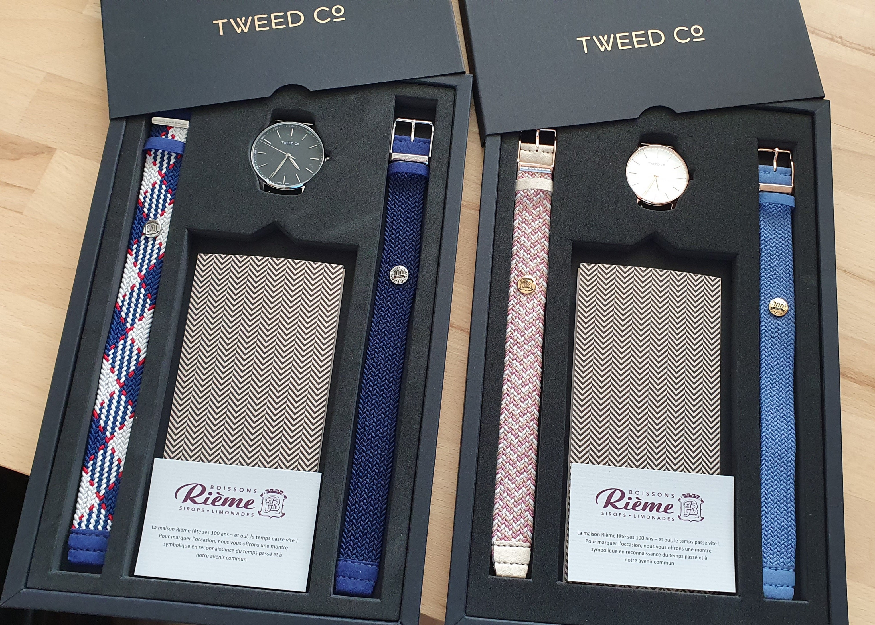 Chef d’entreprise offrant des montres personnalisées Tweed Co. à ses collaborateurs dans un coffret cadeau élégant.