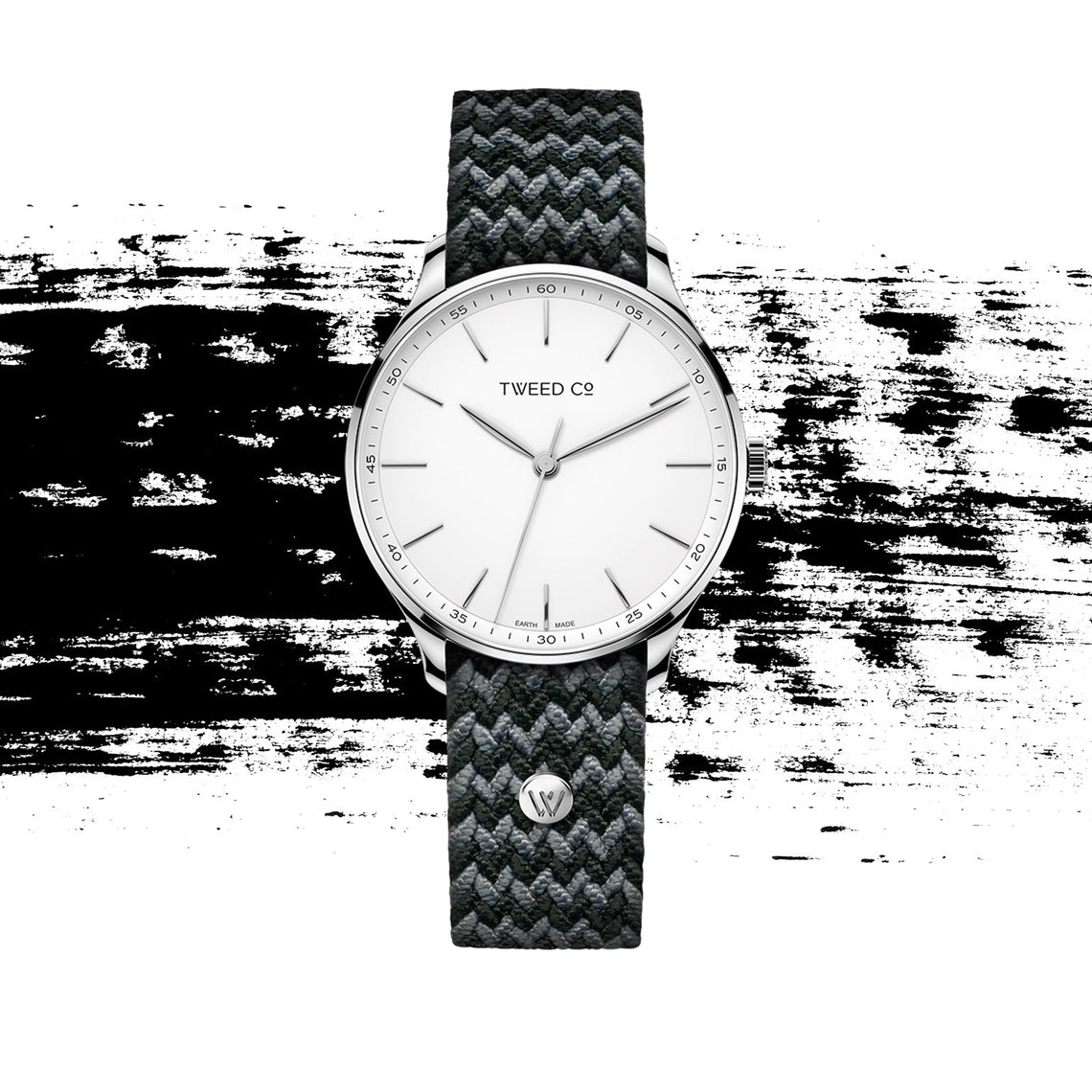 Montre Tweed Co. Marty cadran blanc, portée avec bracelet tressé gris et noir, symbole de précision suisse et de style audacieux