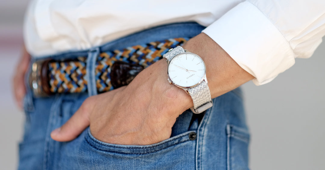 Montre Kate avec cadran acier portée avec un jean, élégance décontractée au poignet.