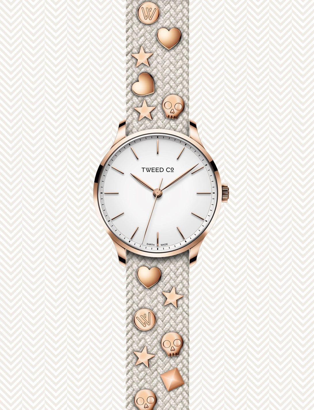 Montre Kate pour femme avec bracelet tressé personnalisable, ornée de charms cœur, tête de mort, lettre W et étoile.