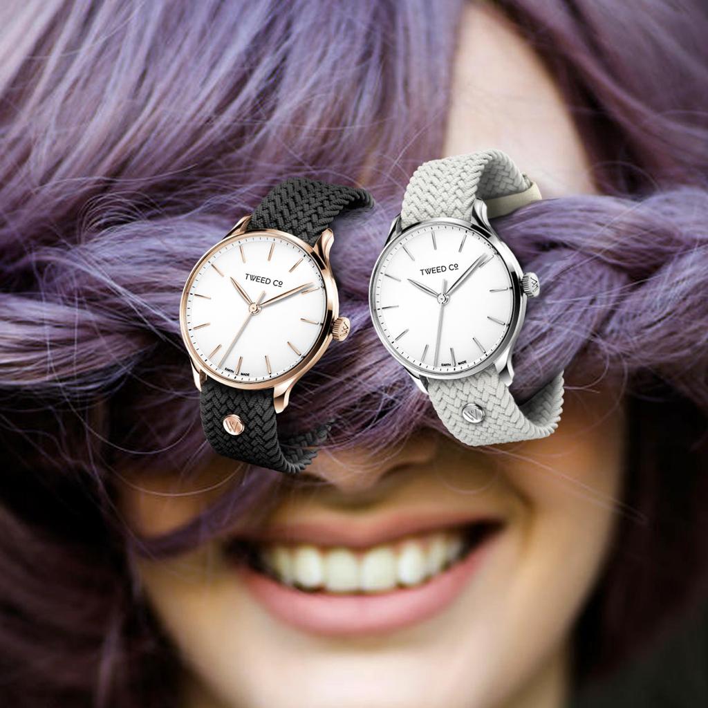 Montre Tweed Co. Anna 36 mm avec bracelet noir et montre Vanessa 36 mm avec bracelet gris argenté, posées côte à côte pour un style contrasté et raffiné