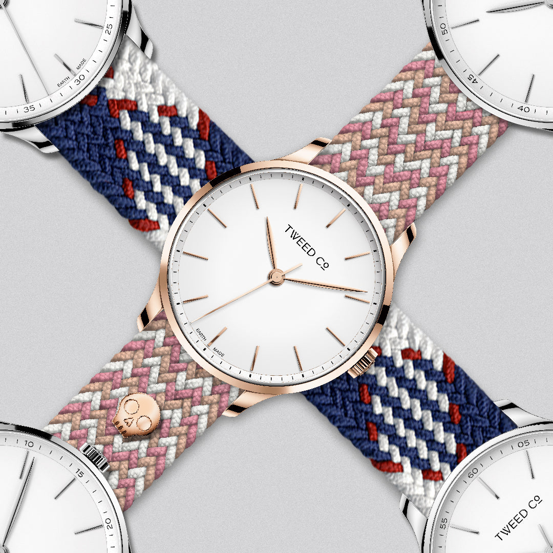 Montre Louis Tweed Co. avec cadran acier et bracelet tressé bleu, blanc et rouge, symbole d’élégance audacieuse.