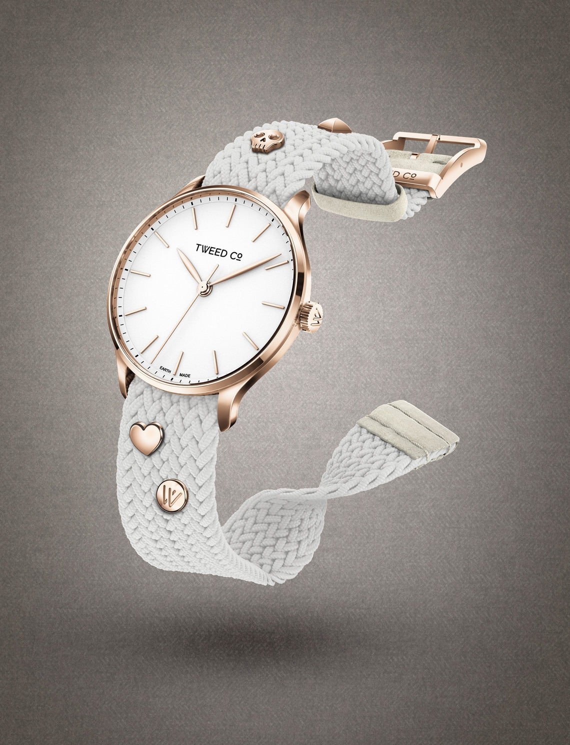 Montre Kate cadran blanc portée au poignet, avec bracelet tressé blanc élégant et détails épurés – symbole de style et de raffinement signé Tweed Co.