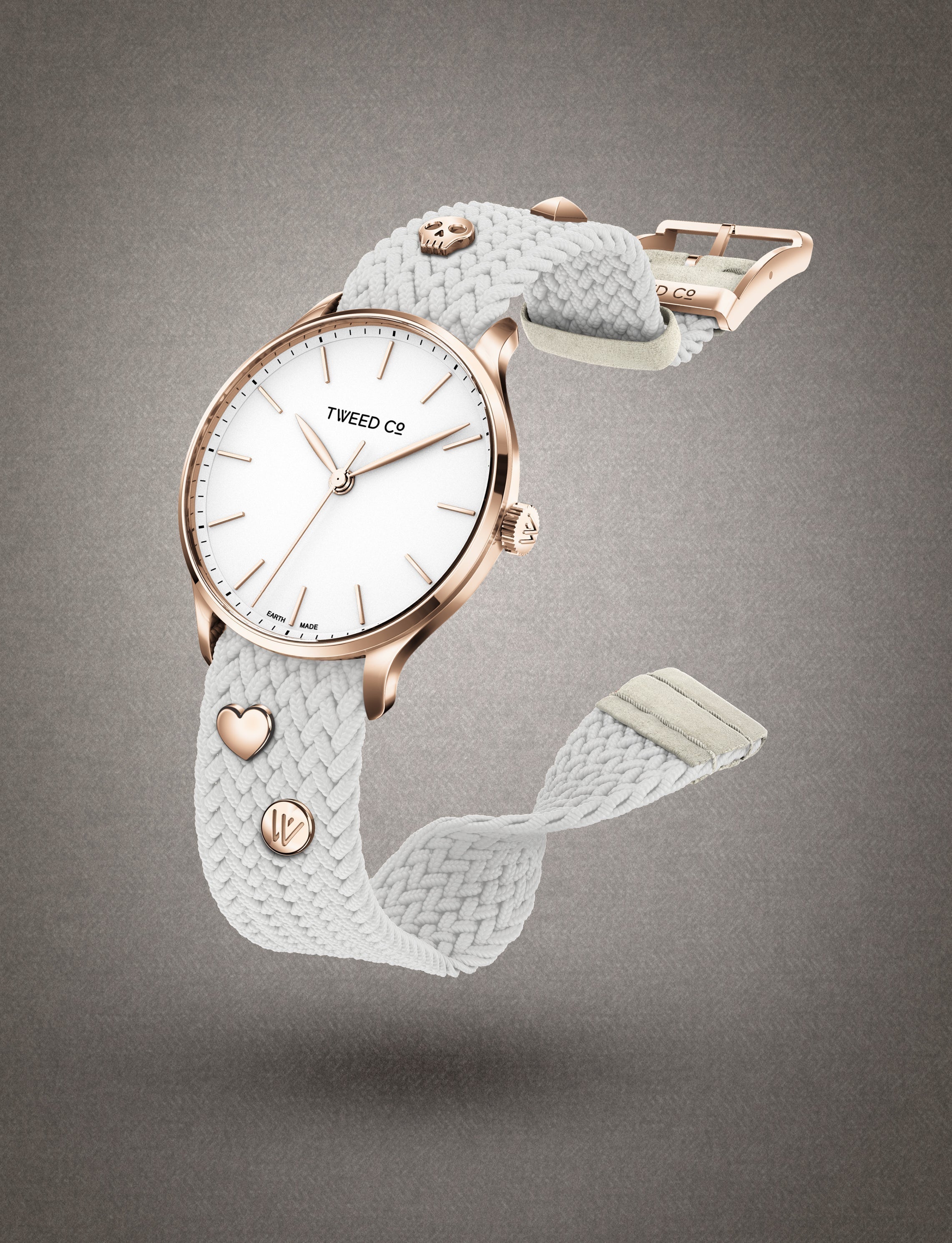 Montre Kate cadran blanc portée au poignet, avec bracelet tressé blanc élégant et détails épurés – symbole de style et de raffinement signé Tweed Co.