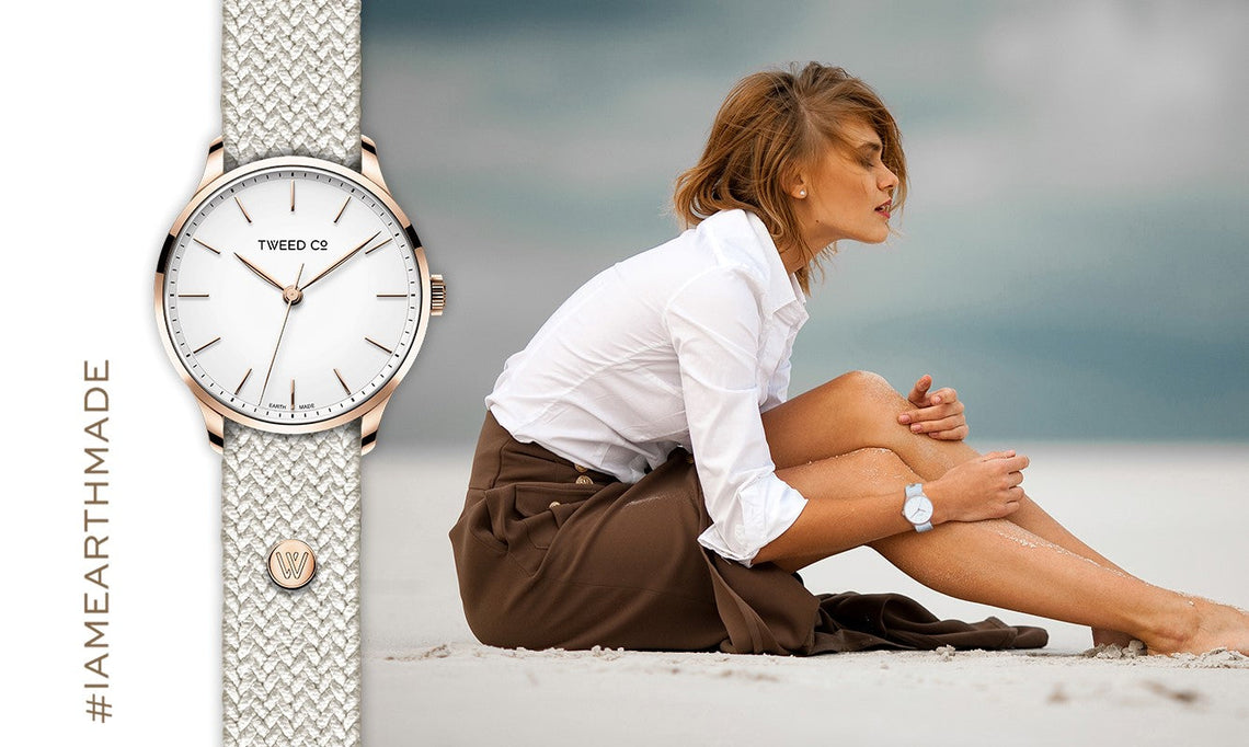 Femme assise sur une place, portant la montre Tweed Co. Kate Or Rose 36 mm en gros plan, symbole d’élégance contemporaine et de liberté de style