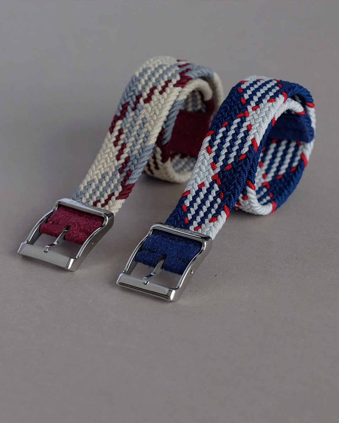 Deux ceintures tressées assorties aux bracelets Tweed Co. : bleu-blanc-rouge pour un look audacieux, rouge et beige pour une allure chaleureuse.
